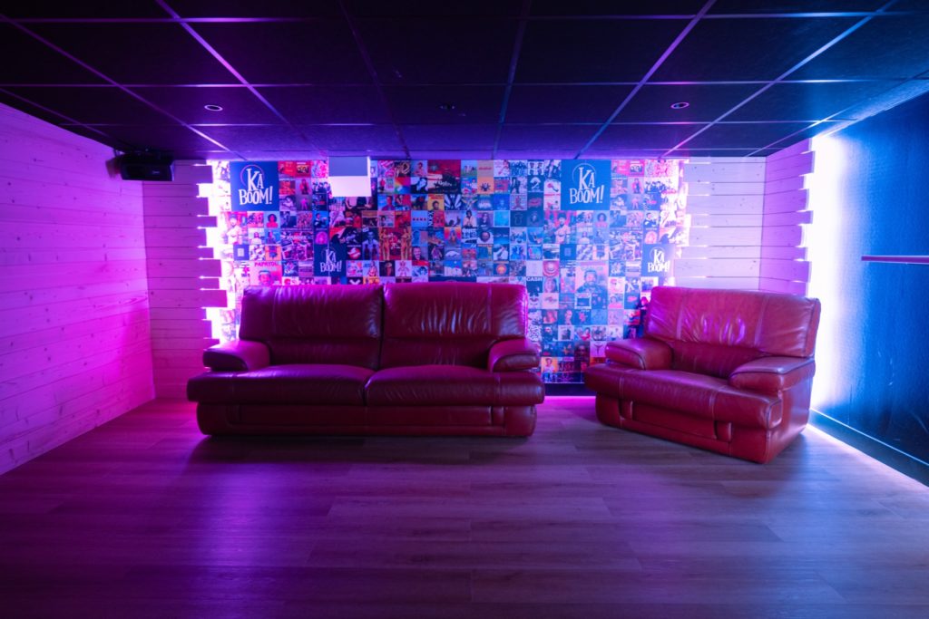 Vue intérieure de la salle de karaoké Kaboom Chambéry