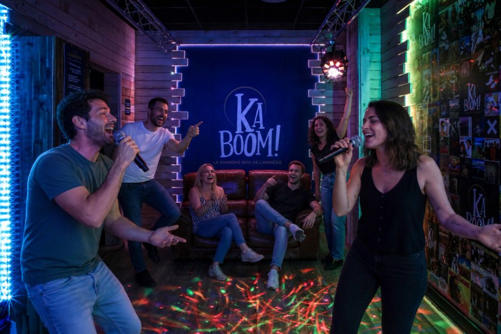 Groupe d’amis chantant dans la salle Kaboom Pringy